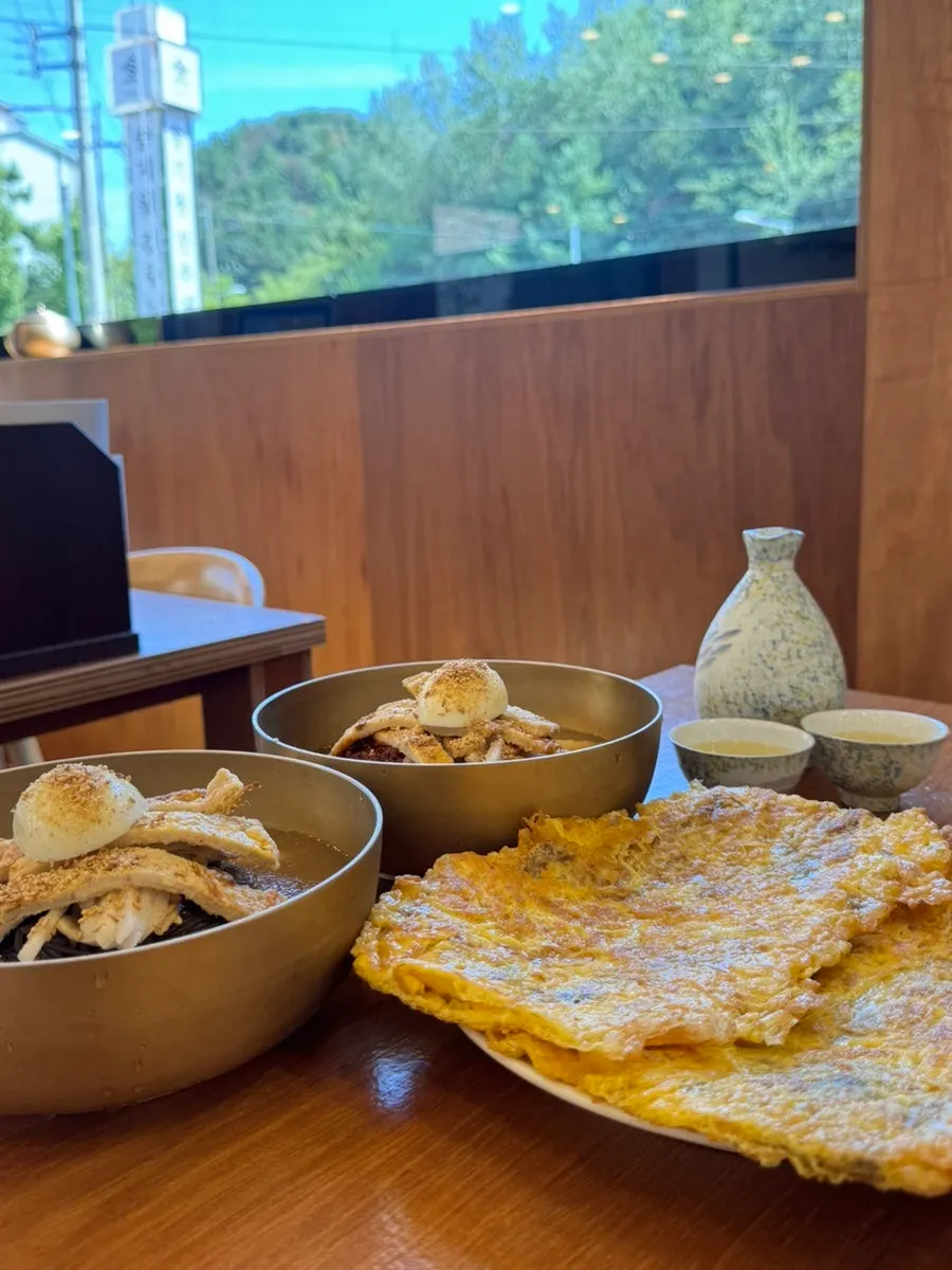 A glass of doraji-ju and the table setting