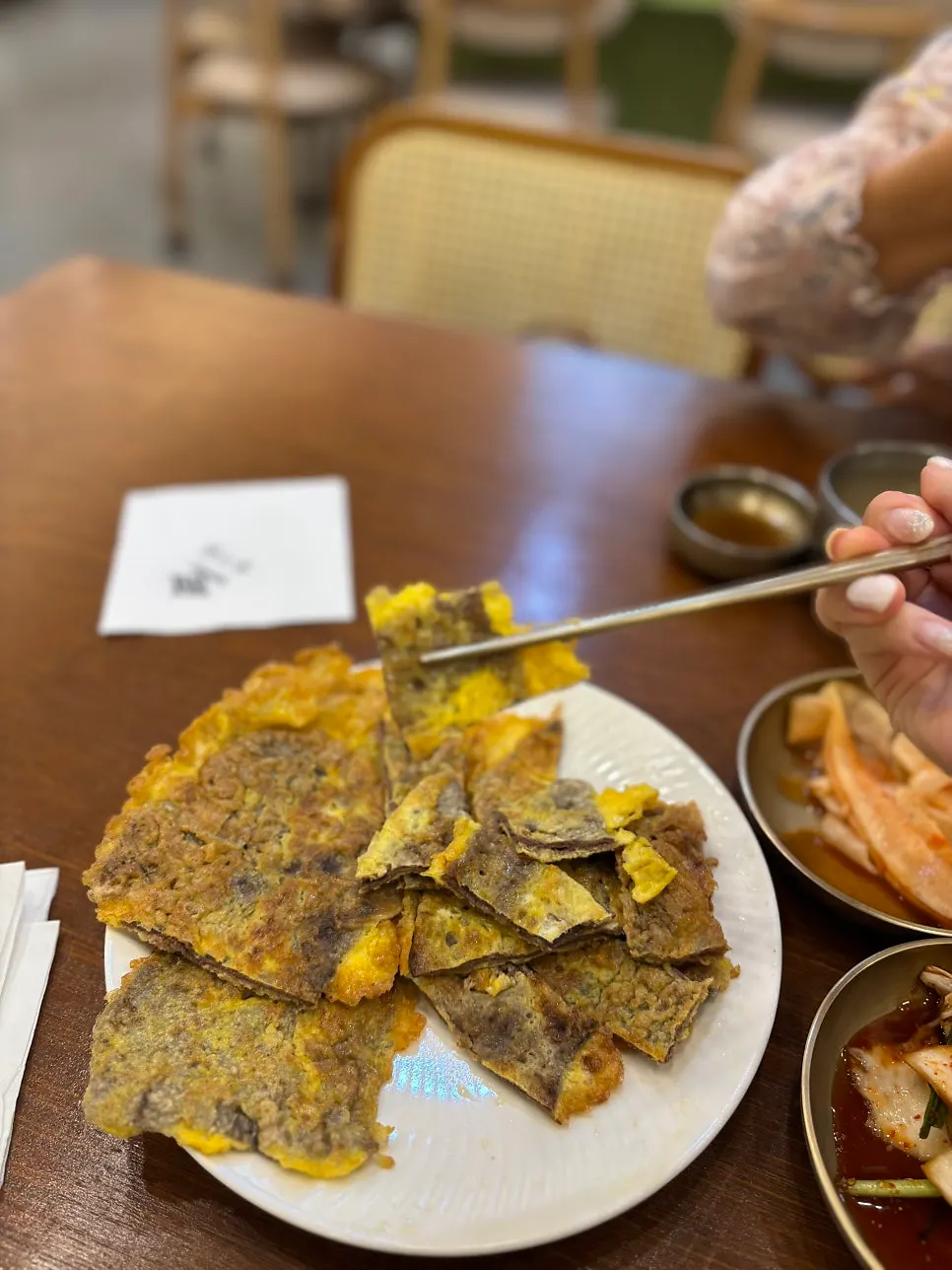 Comparison of bibim naengmyeon Nongae and seokkeum naengmyeon Song Giwon
