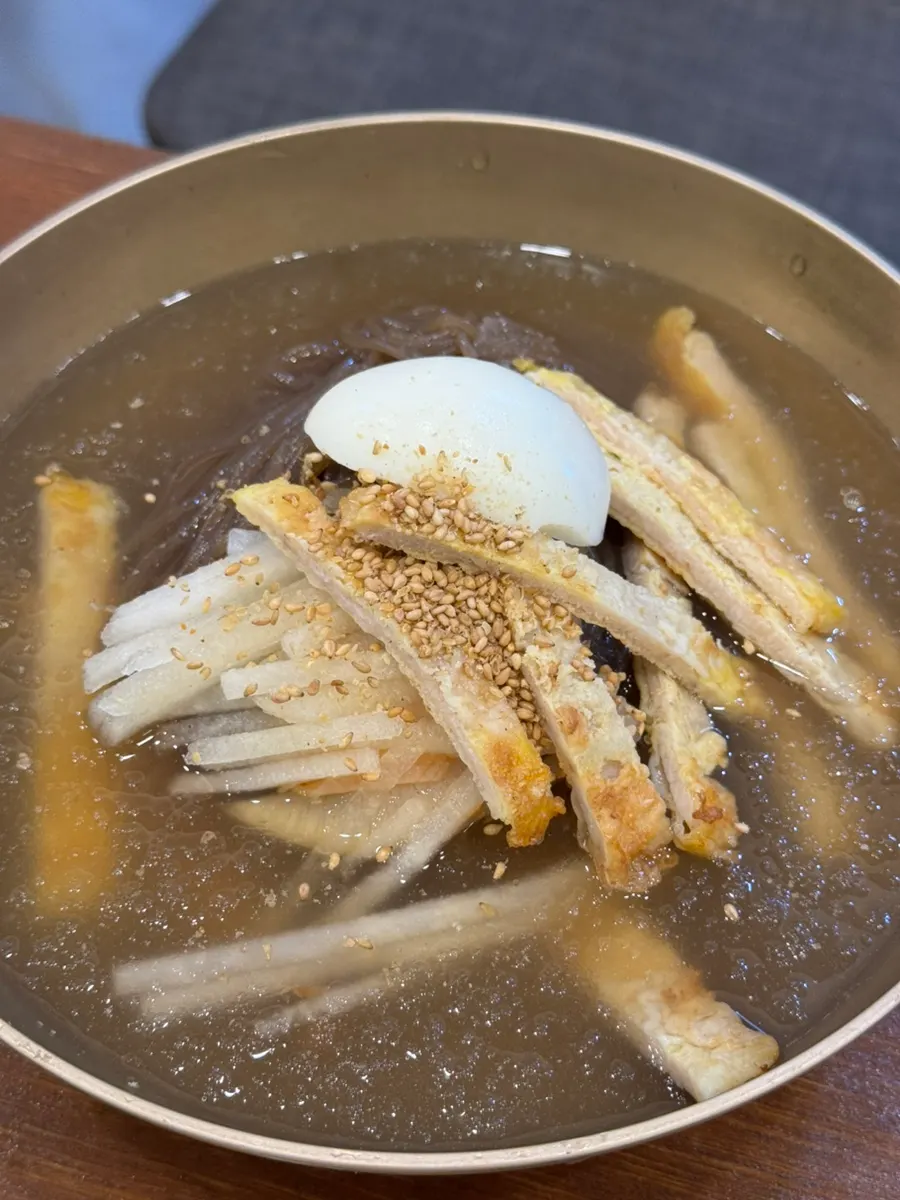 육전 달걀 무김치 고명의 물냉면