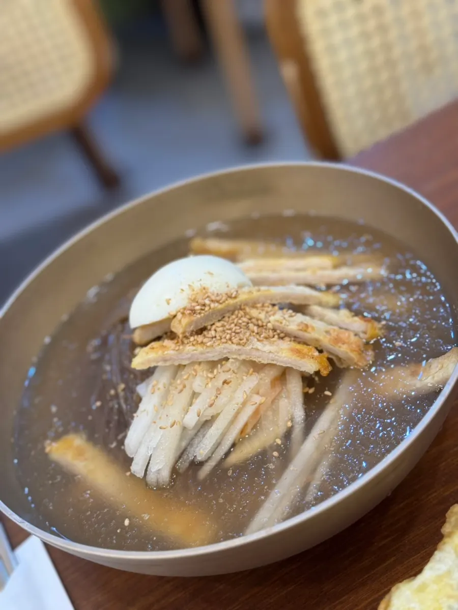 푸짐한 고명의 진주 물냉면