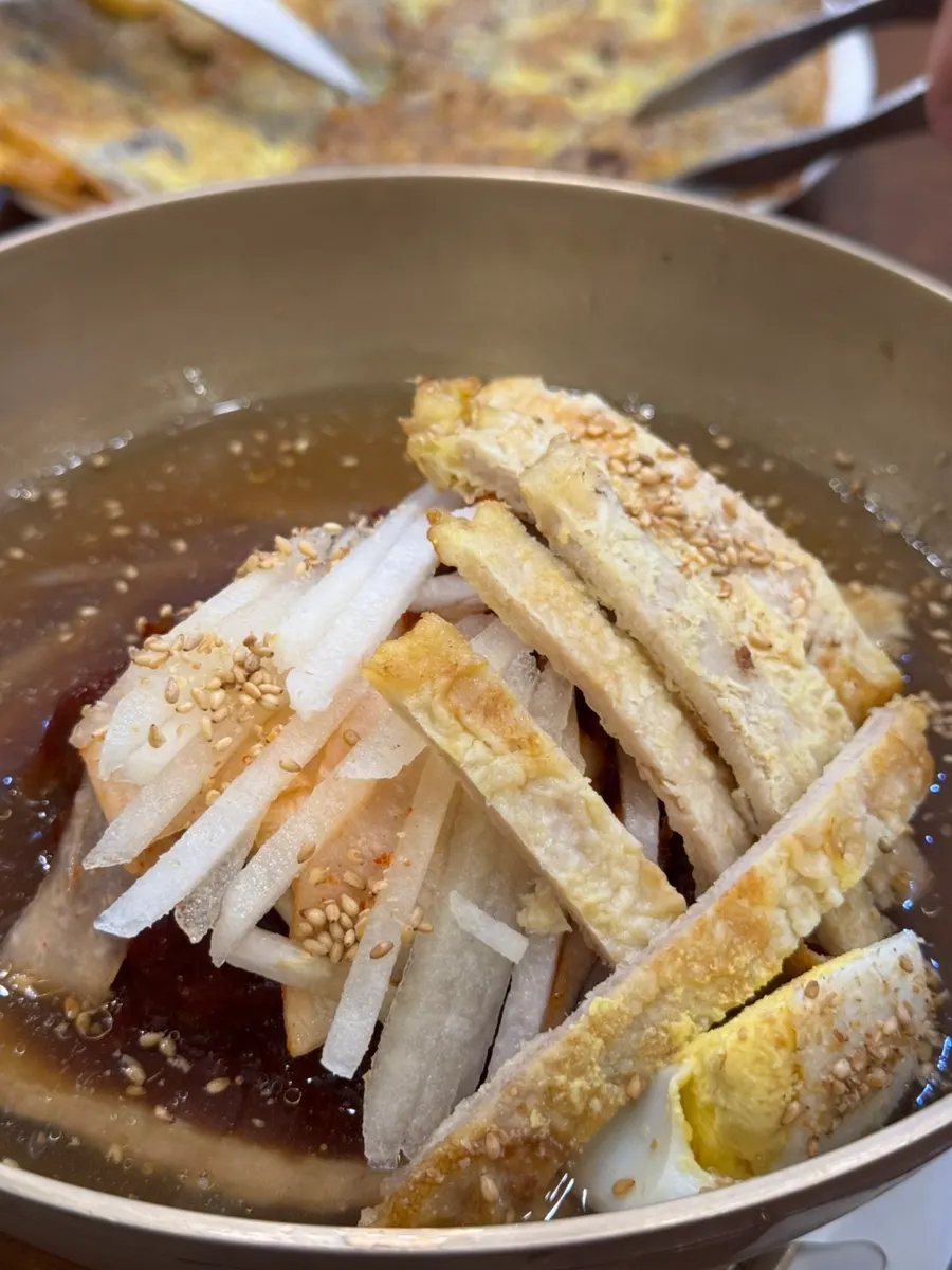 촉촉하게 비벼 먹는 섞음냉면