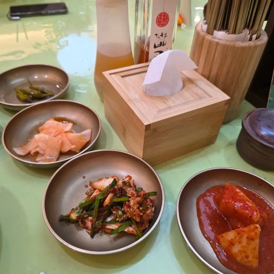 Full table with ujeon, bibim naengmyeon, and galbitang all served