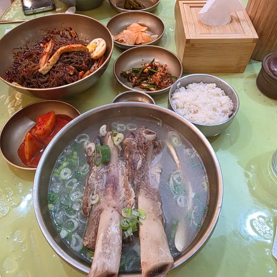 Bibim naengmyeon served together with yukjeon