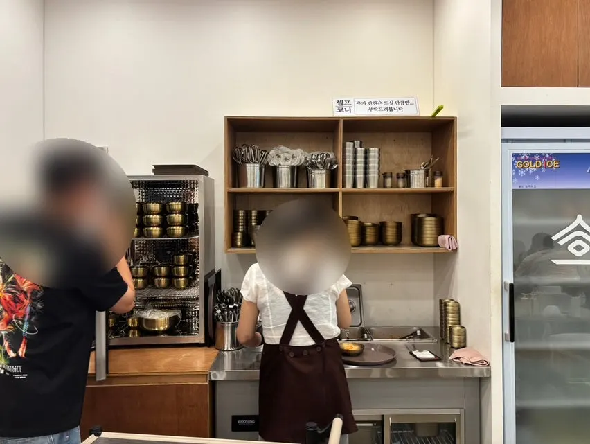 반찬과 앞접시를 가져오는 셀프바