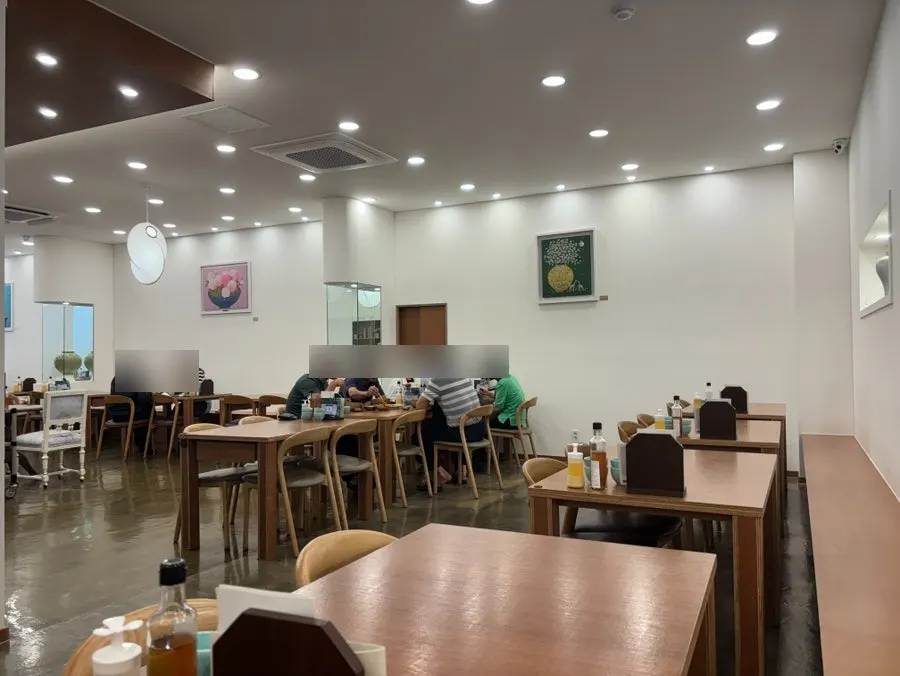 아이들과 앉은 안쪽 테이블 자리