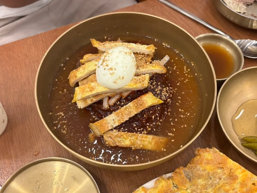 우전이 가득 올라간 물비빔냉면 송기원