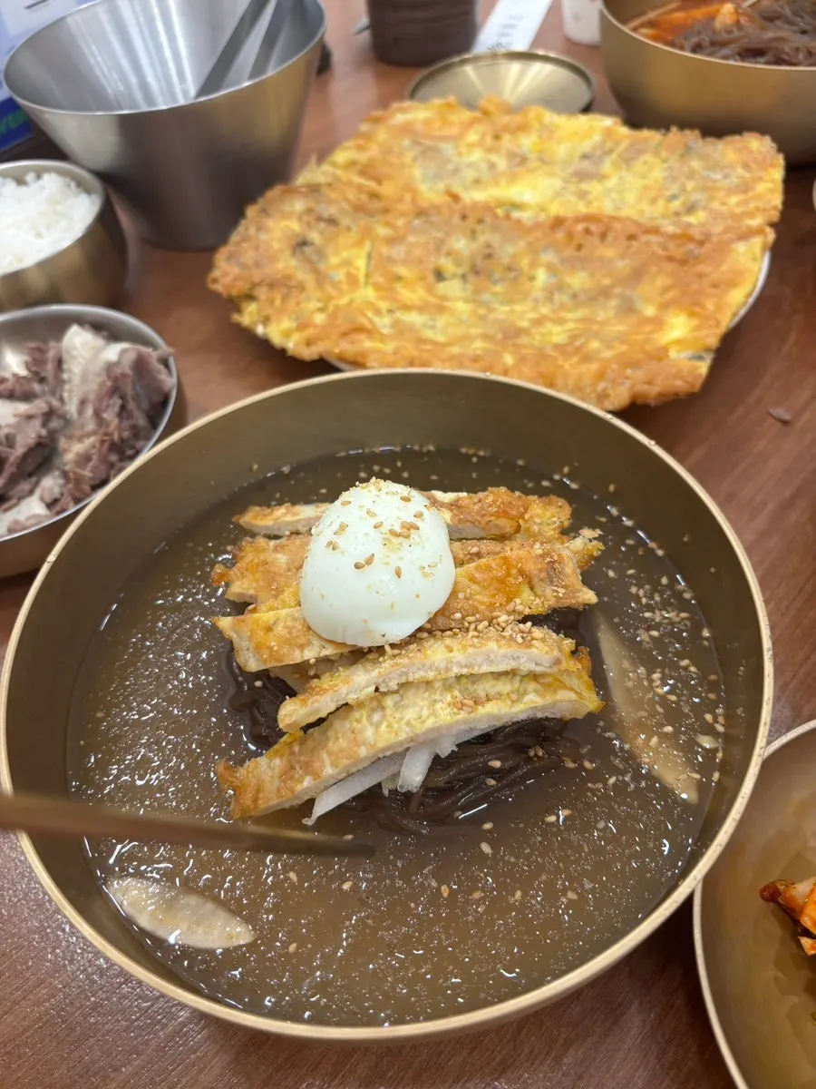두툼한 고기가 올라간 물냉면 클로즈업