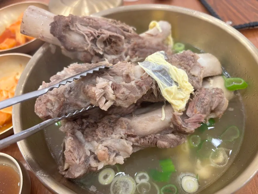 지단이 올라간 갈비탕과 큼직한 고기
