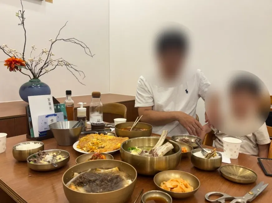 냉면과 갈비탕, 우전을 함께 차린 상