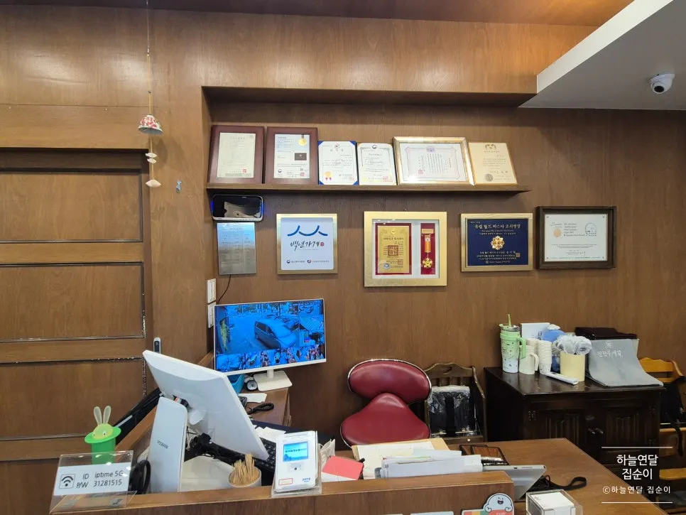 挂有百年老店标识的店铺门口