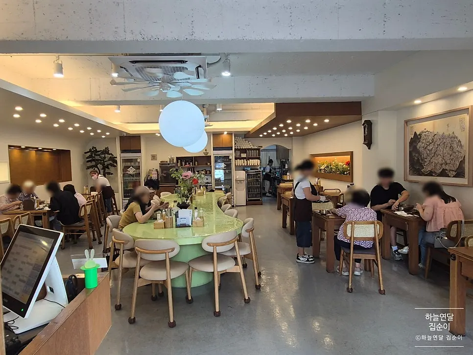 平日午餐时挤满客人的餐位