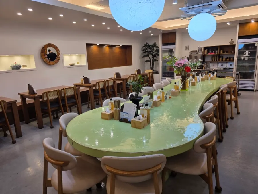 Solo-dining table in the center of the restaurant