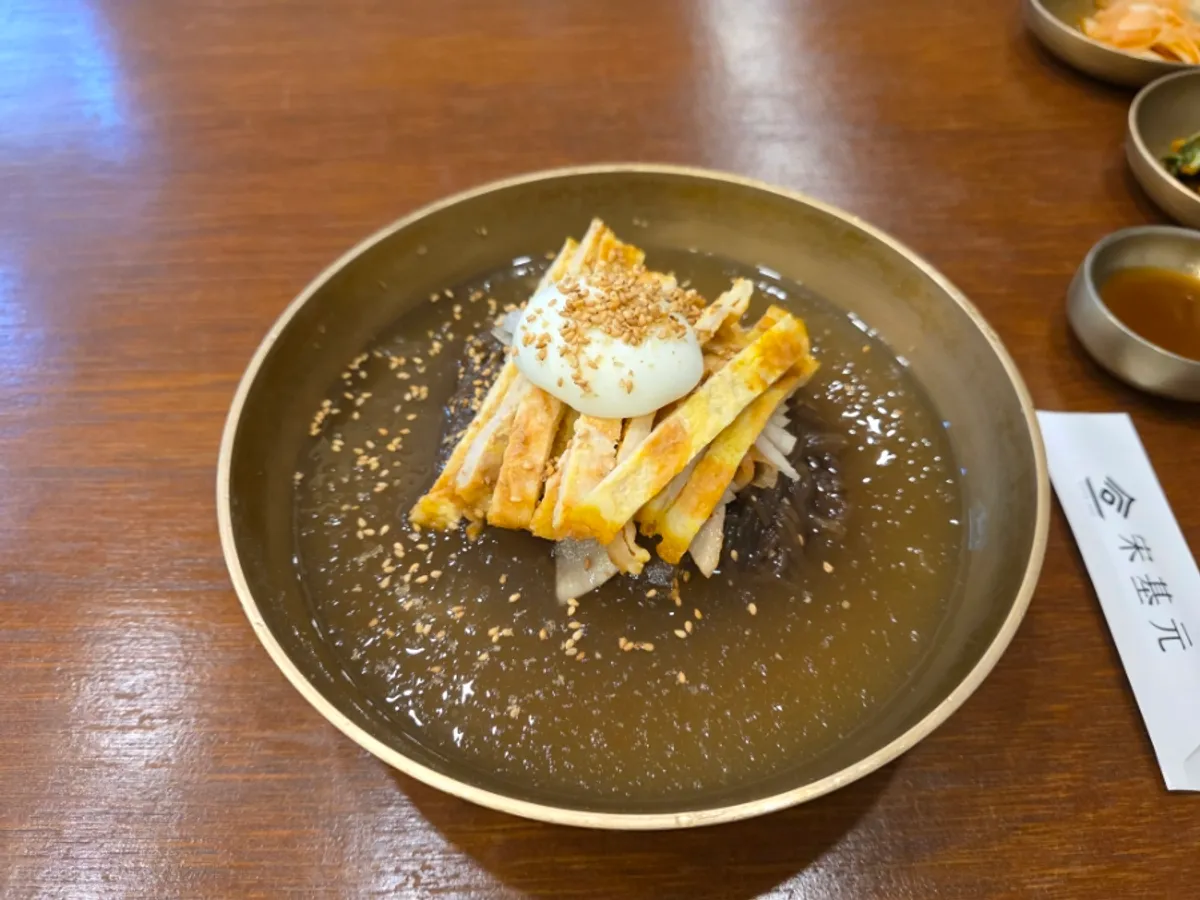 Sunjo 1800 mul-naengmyeon with side dishes