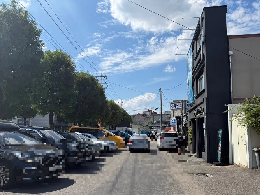 Parking space and waiting cars in front of the restaurant