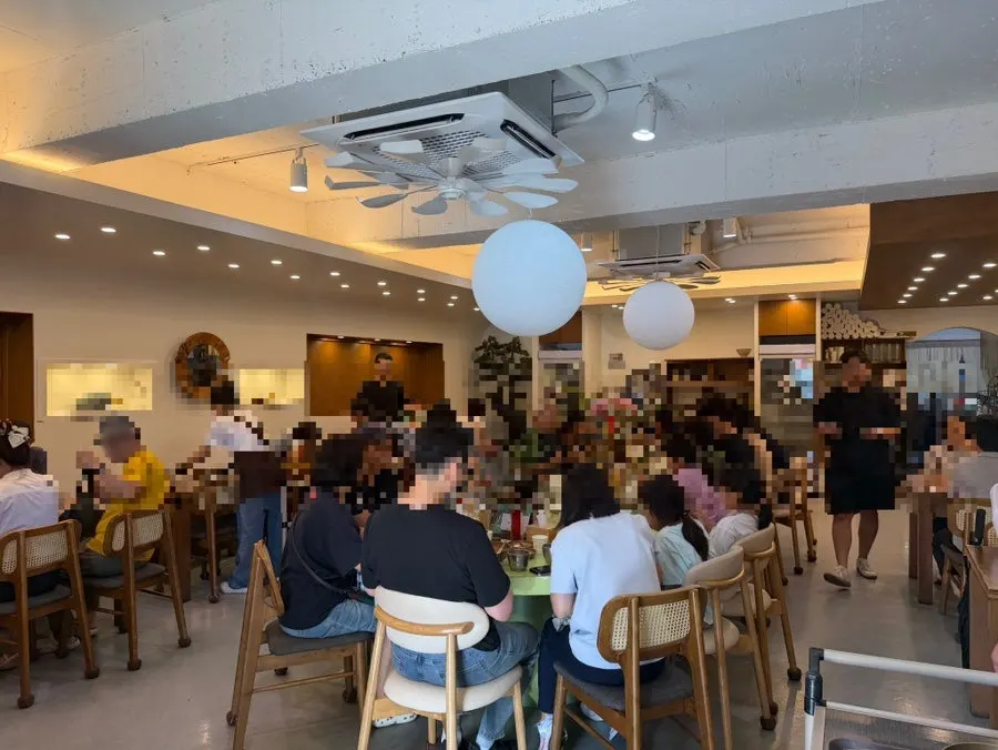 Interior seating at Song Giwon Jinju Naengmyeon Main Branch