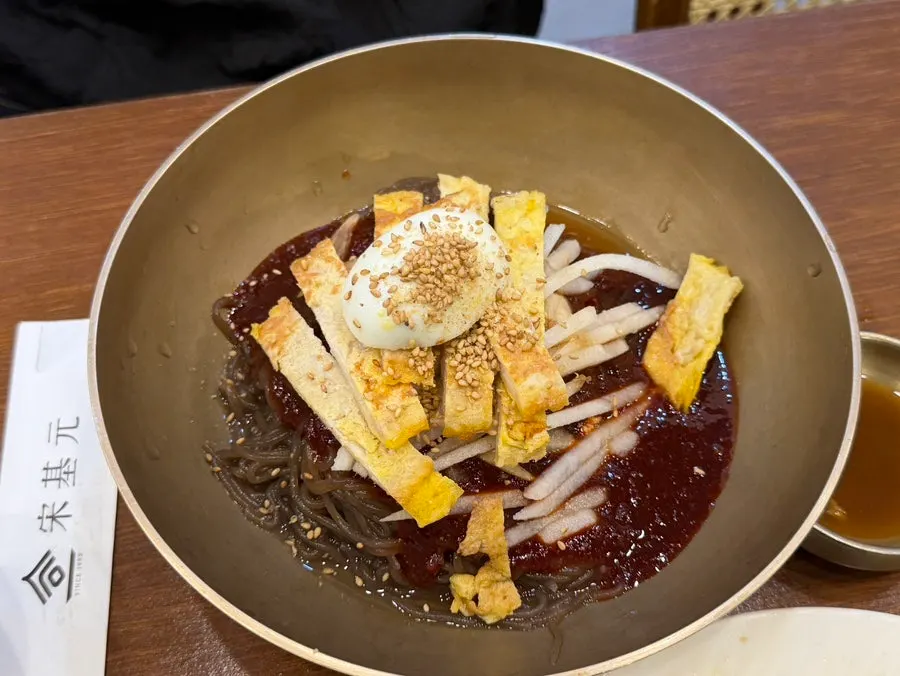 Bowl of Nongae bibim naengmyeon