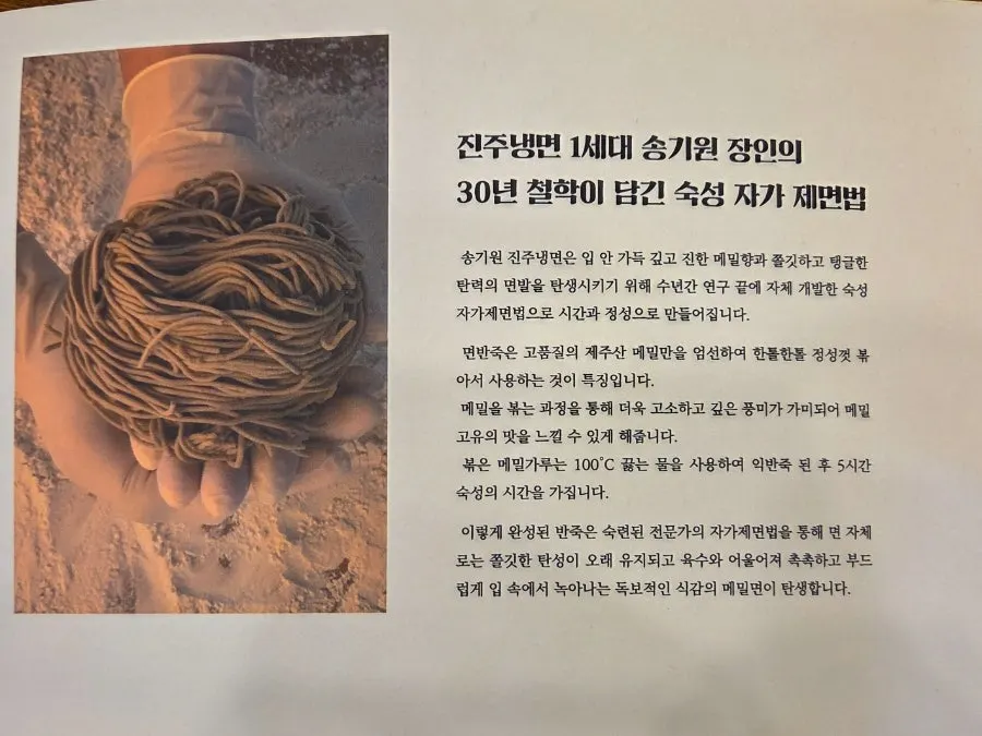 매장 곳곳의 유명인 사인 액자