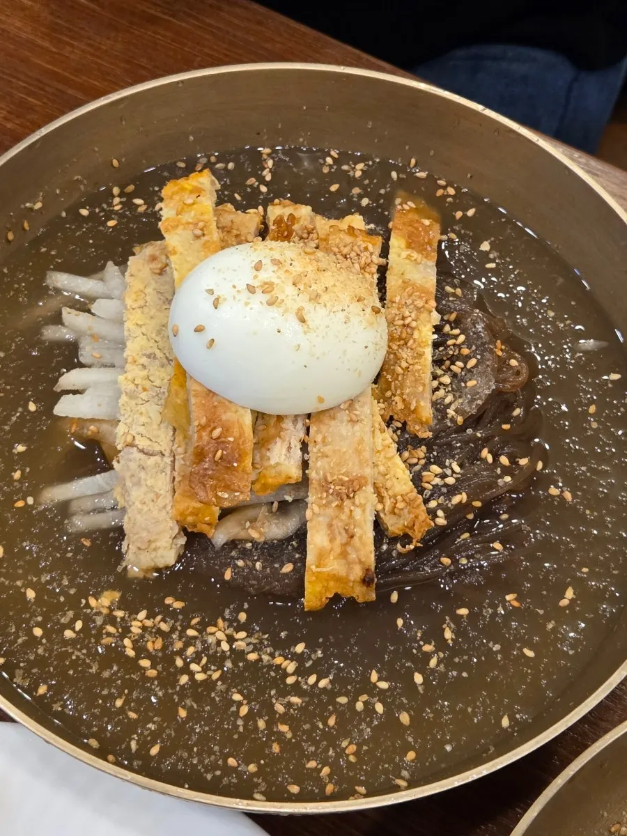 메밀면을 들어올린 물냉면 한 젓가락