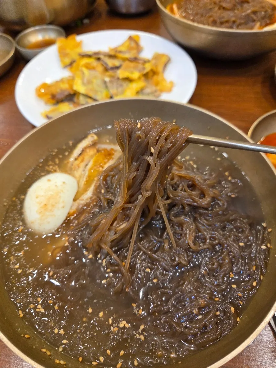 해산물과 소뼈로 낸 진주냉면 육수