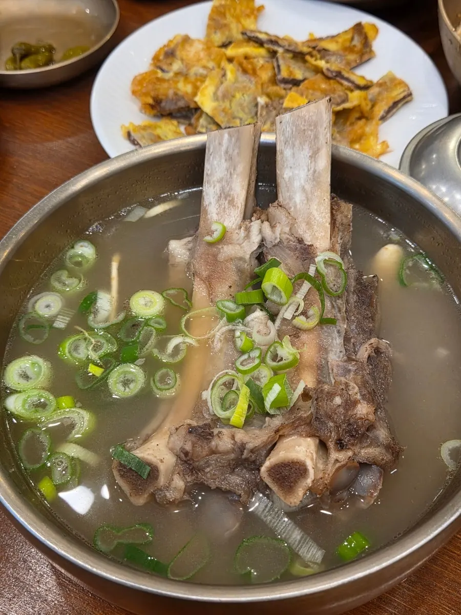 섞음냉면 면과 양념을 비빈 모습