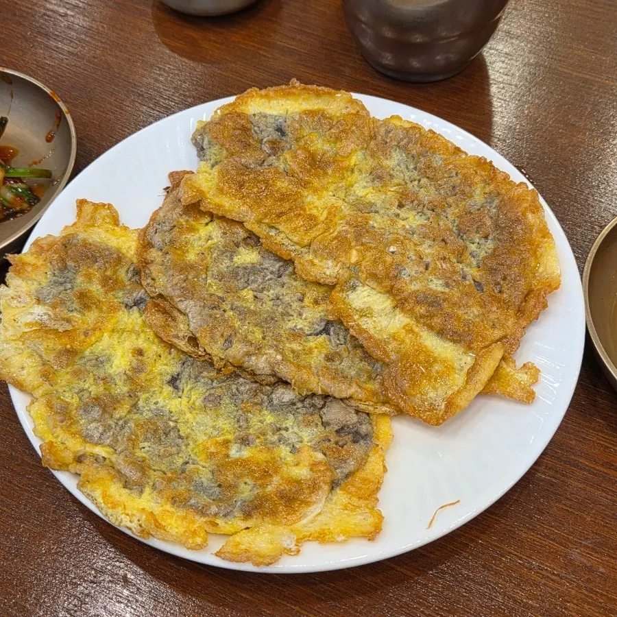 갈비와 당면이 들어간 갈비탕 한 그릇