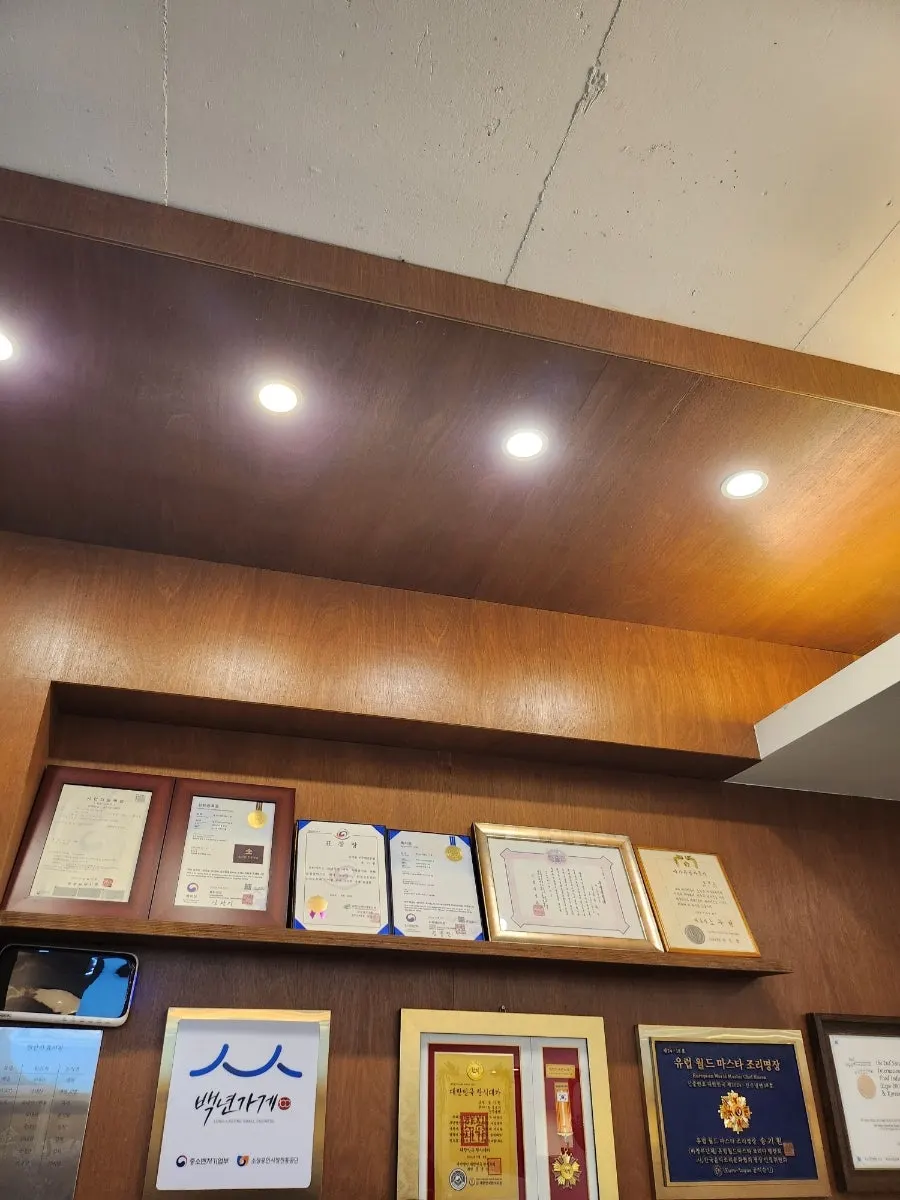 Spacious dining hall inside Song Giwon Jinju Naengmyeon Main Branch