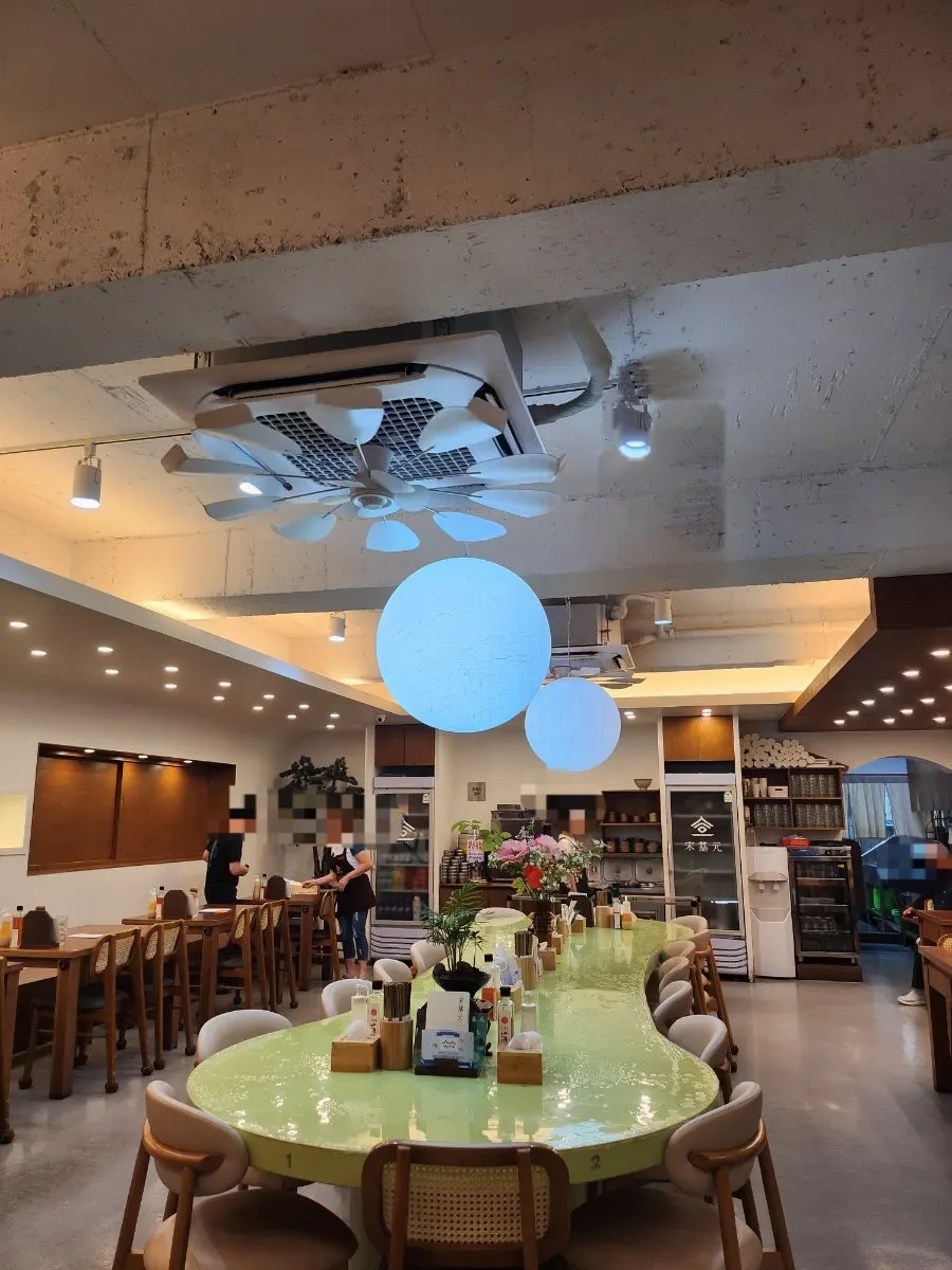 Inside view of Song Giwon Jinju Naengmyeon Main Branch
