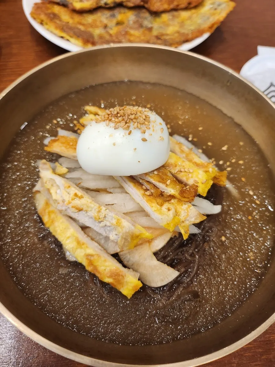 A bowl of Sunjo 1800 water naengmyeon