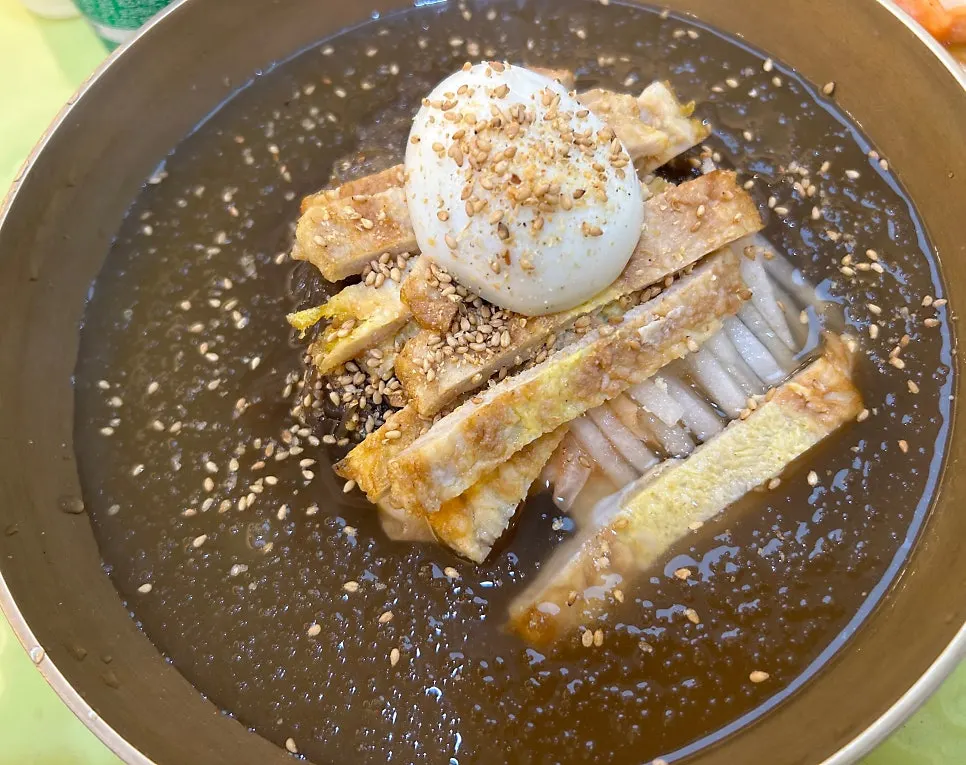 벽면에 걸린 연예인 친필 사인