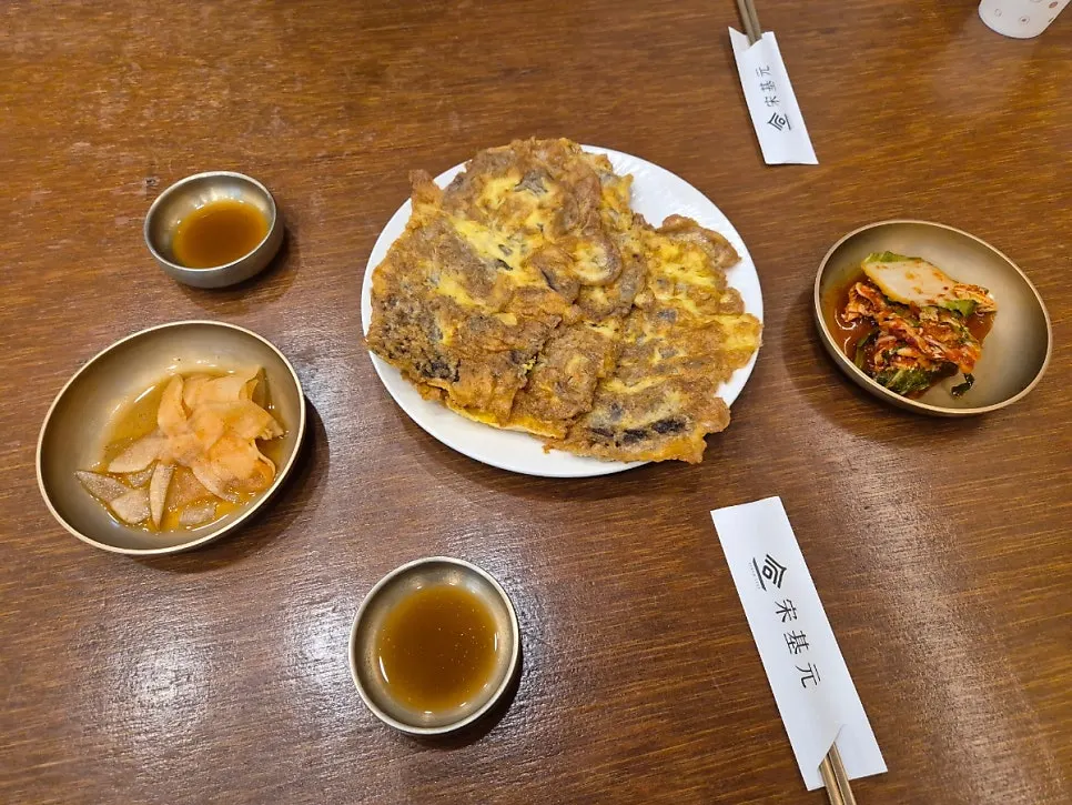 송기원진주냉면 메뉴판의 냉면과 우전 구성