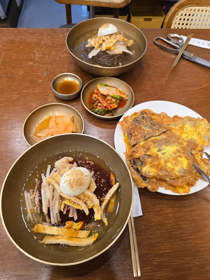 돼지고기 육전 고명이 올라간 진주냉면 클로즈업