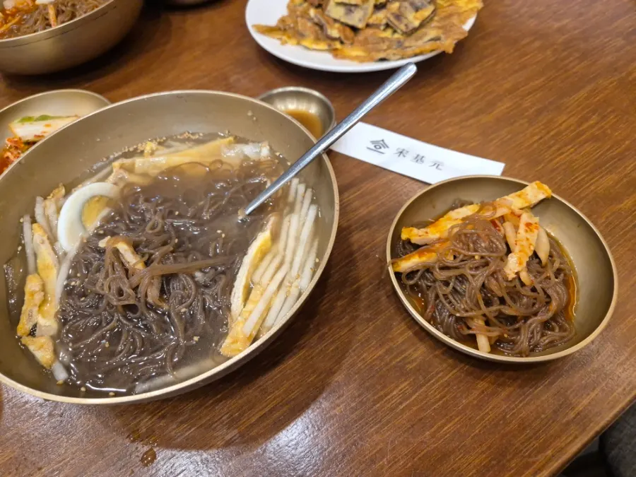 육전 옆에 담아온 셀프바 김치