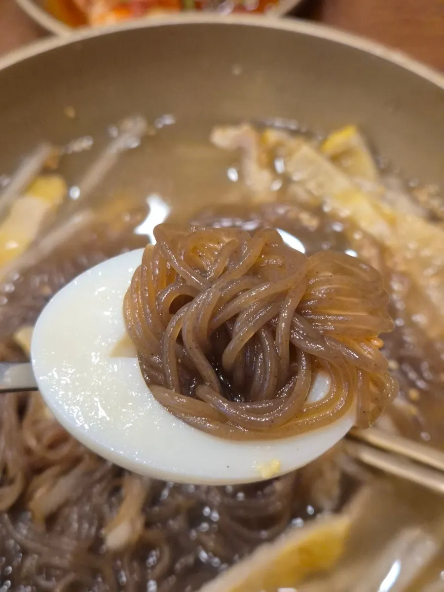 식초와 겨자를 넣어 먹는 진주냉면