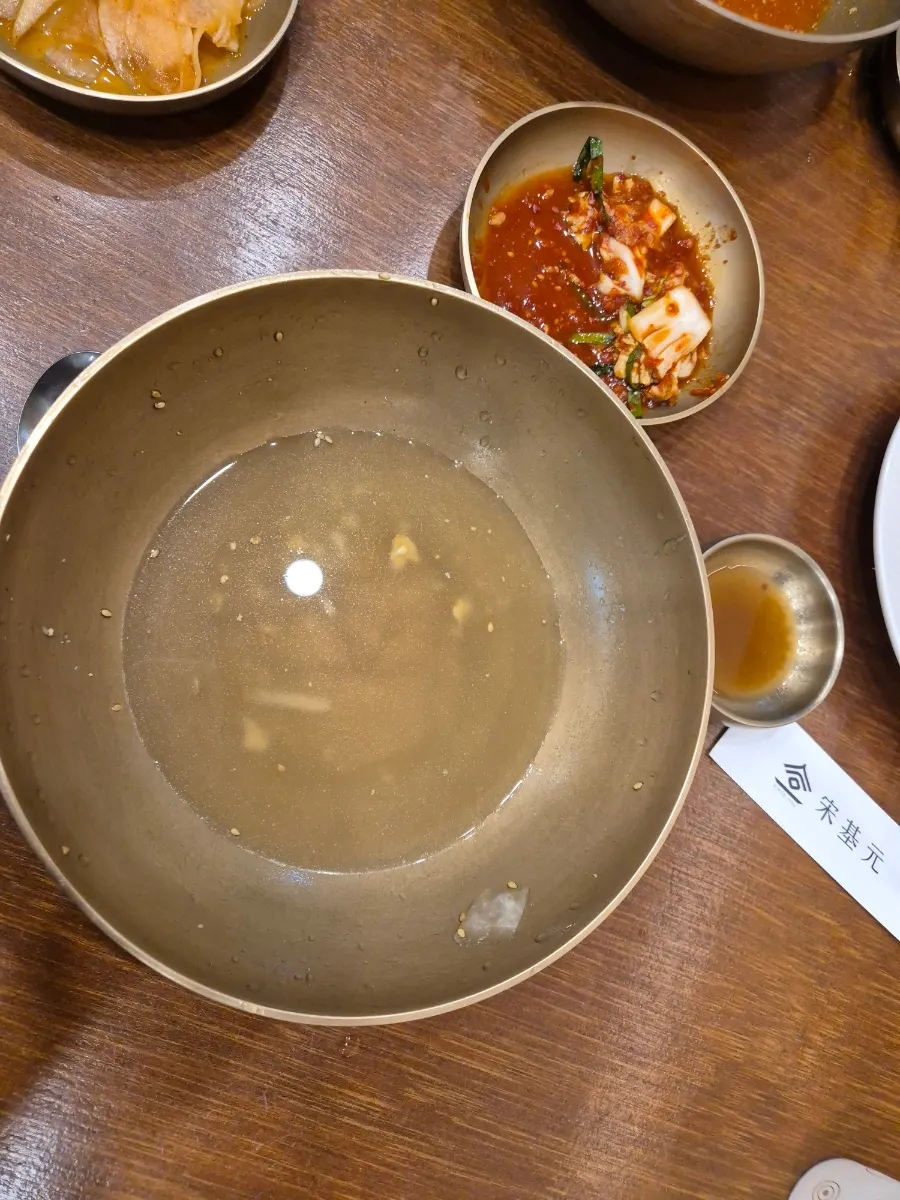 국물까지 비운 진주냉면 그릇