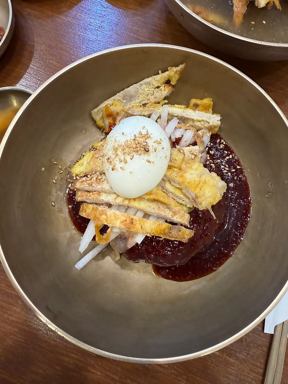 상에 차려진 냉면 한 그릇