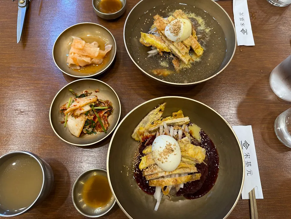 물냉면 비빔냉면 육전이 함께 놓인 상차림