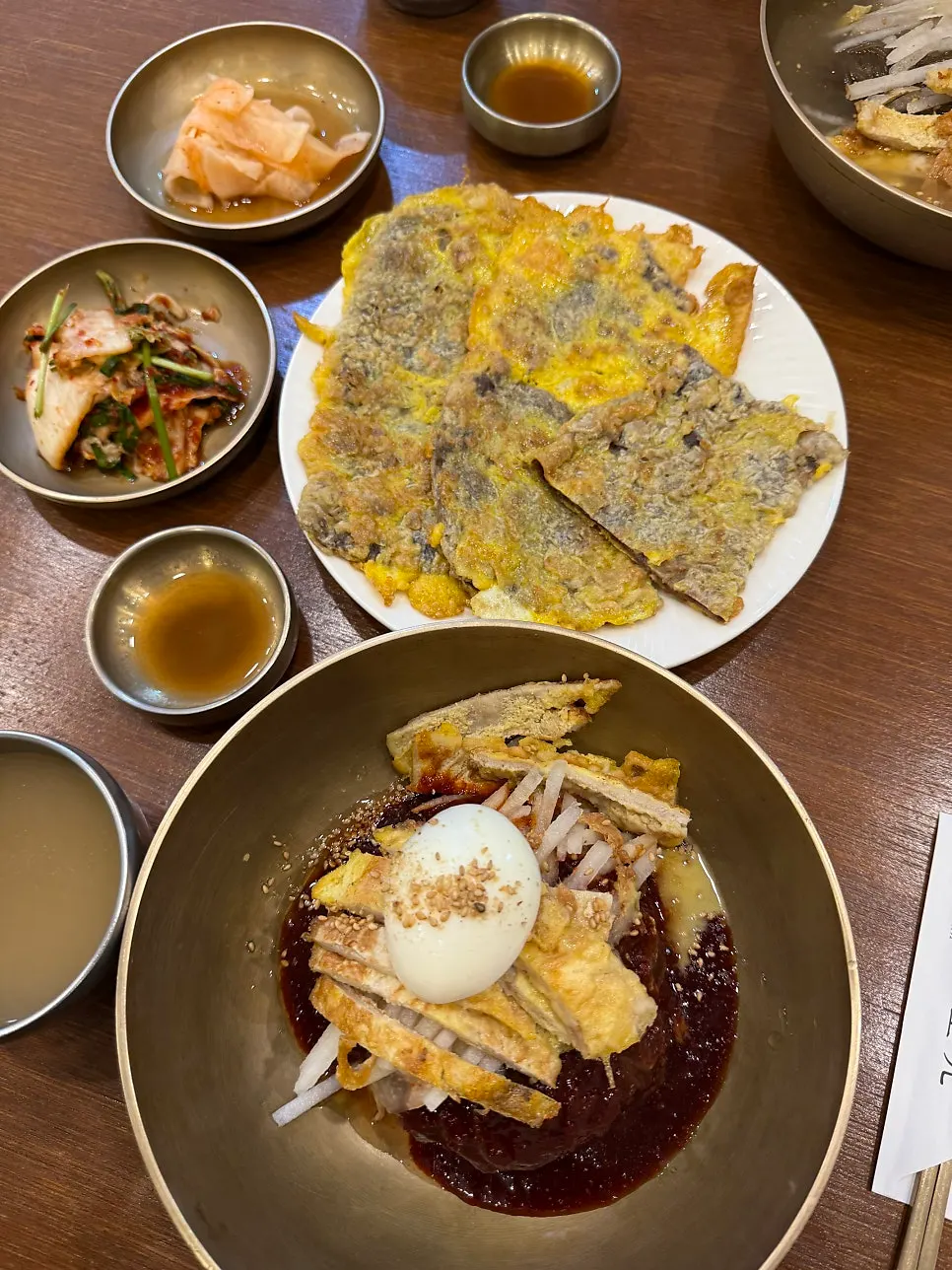 비빔냉면 양념이 감긴 면발