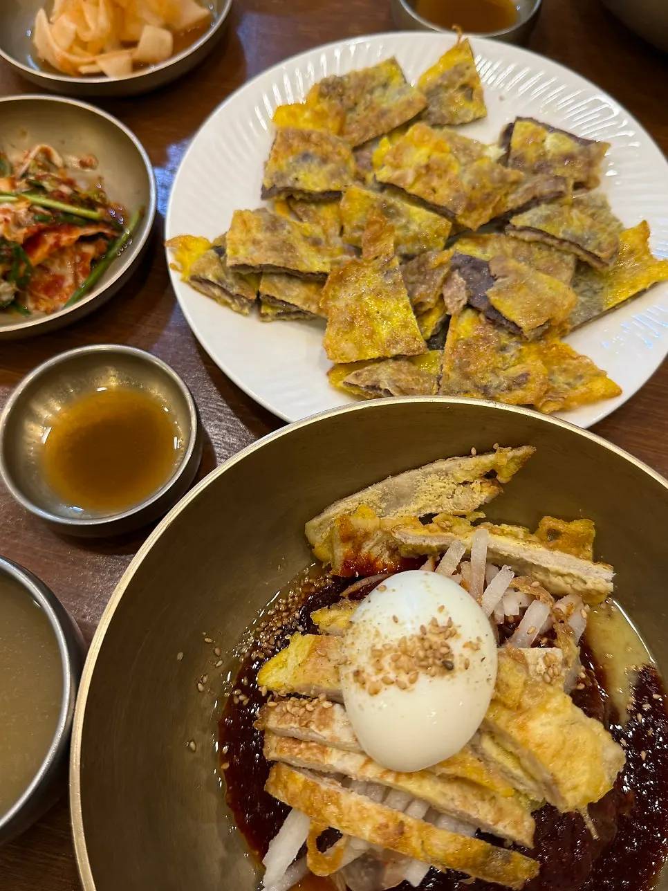 식사를 마친 냉면집 테이블