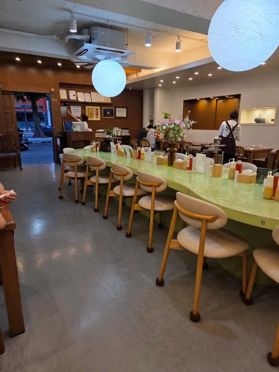Location of Song Giwon Jinju Naengmyeon Main Branch near the Yeonam Library entrance