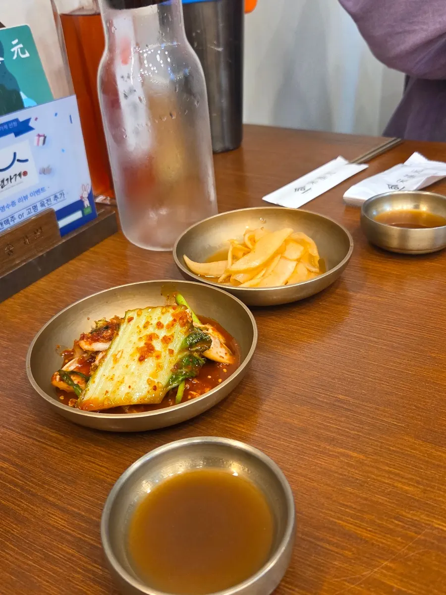 A plate of Song Giwon's cleanly made special kimchi