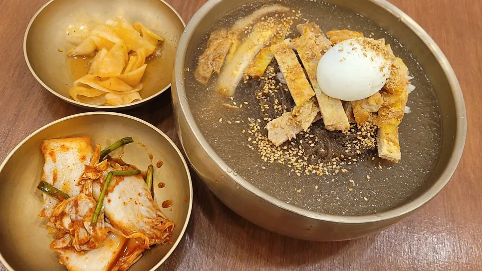 Image introducing a Jinju naengmyeon restaurant found during a Jinju trip