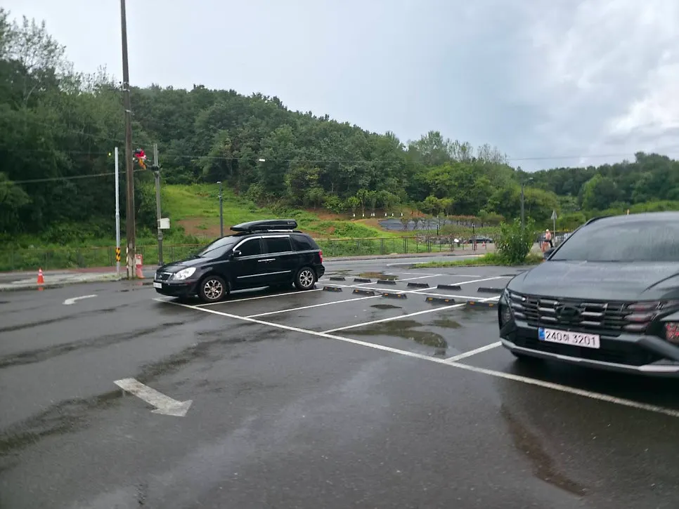 Area around the store entrance at Songgiwon Jinju Naengmyeon Direct Store