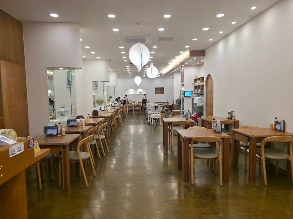 Bright, clean dining hall of the Jinju naengmyeon restaurant