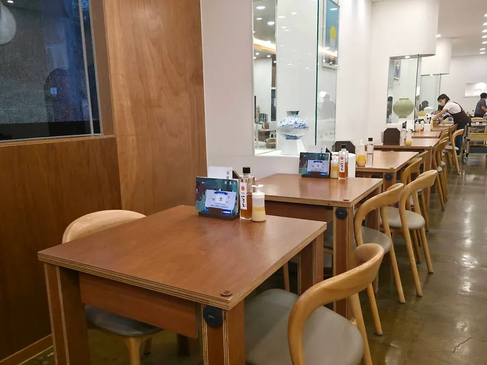Seating suitable for family meals and gatherings at the naengmyeon restaurant