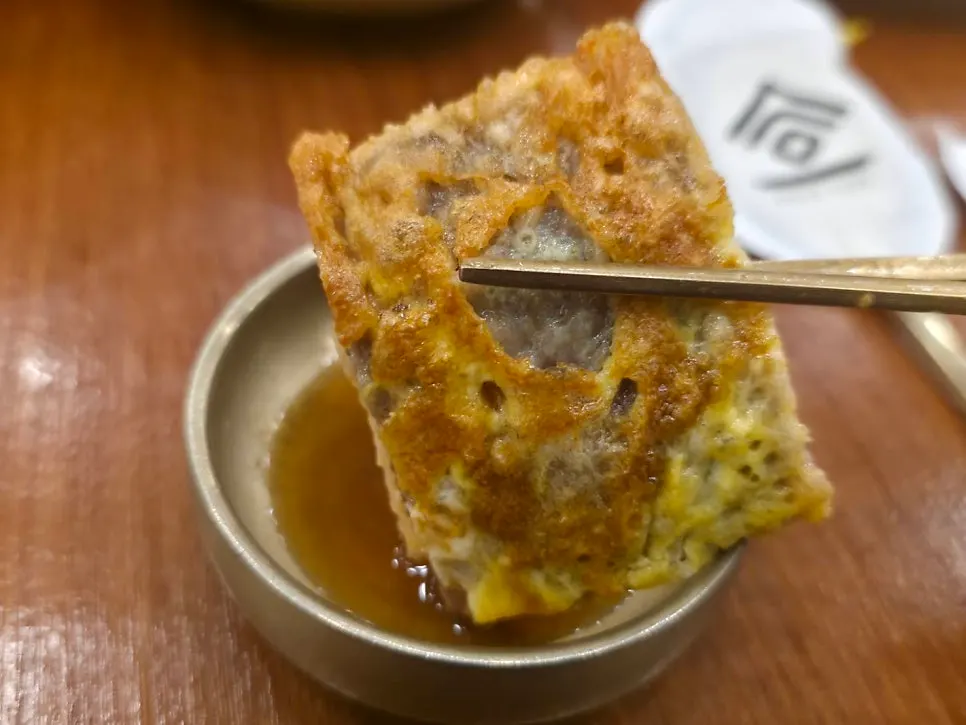 Picking up a piece of warm wujeon