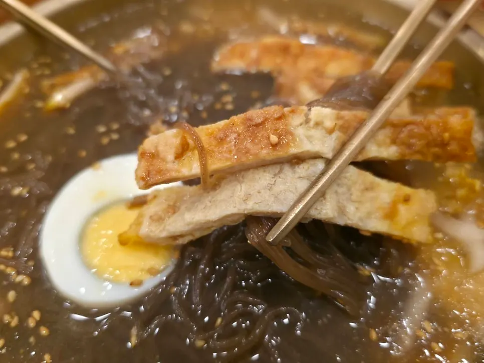Jinju mul-naengmyeon with noodles loosened for eating
