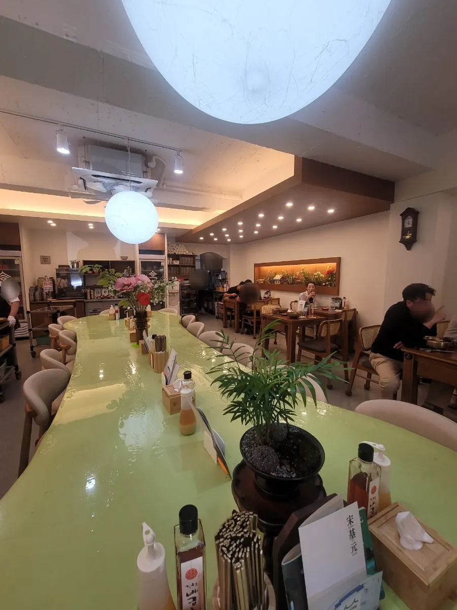 Overview of the interior of Song Giwon Jinju Naengmyeon Main Branch