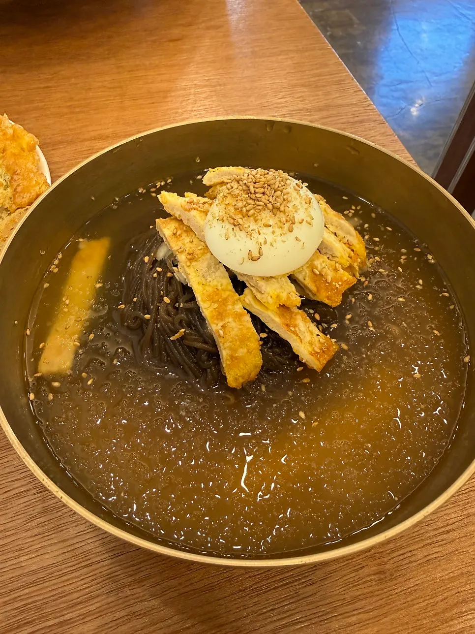 돼지고기 육전이 올라간 진주 물냉면
