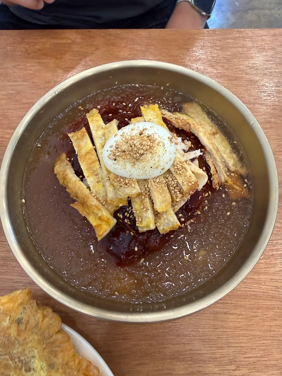 두 가지 소스와 해물육수를 올린 섞음냉면