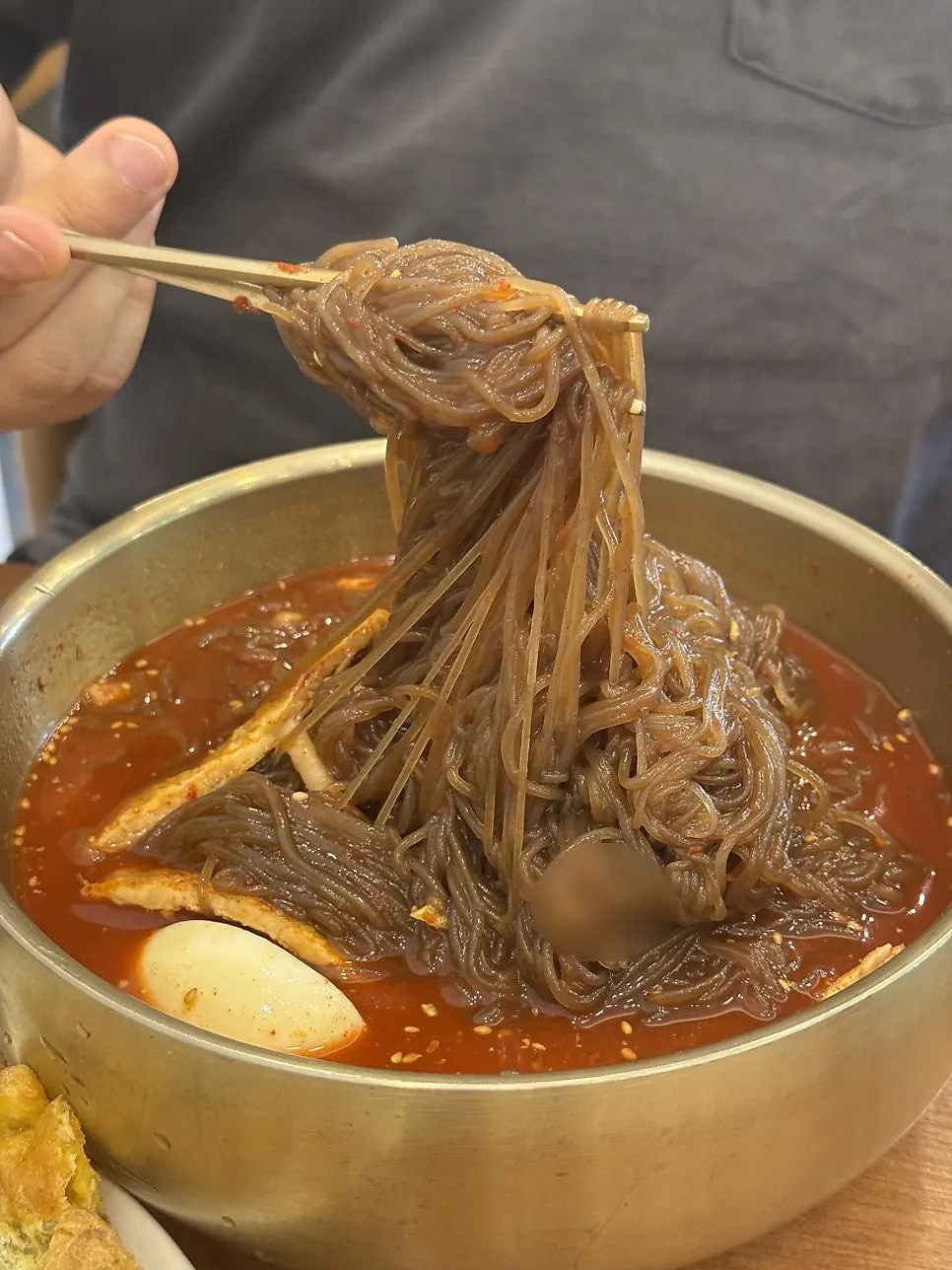 양념을 비벼 먹는 진주 섞음냉면
